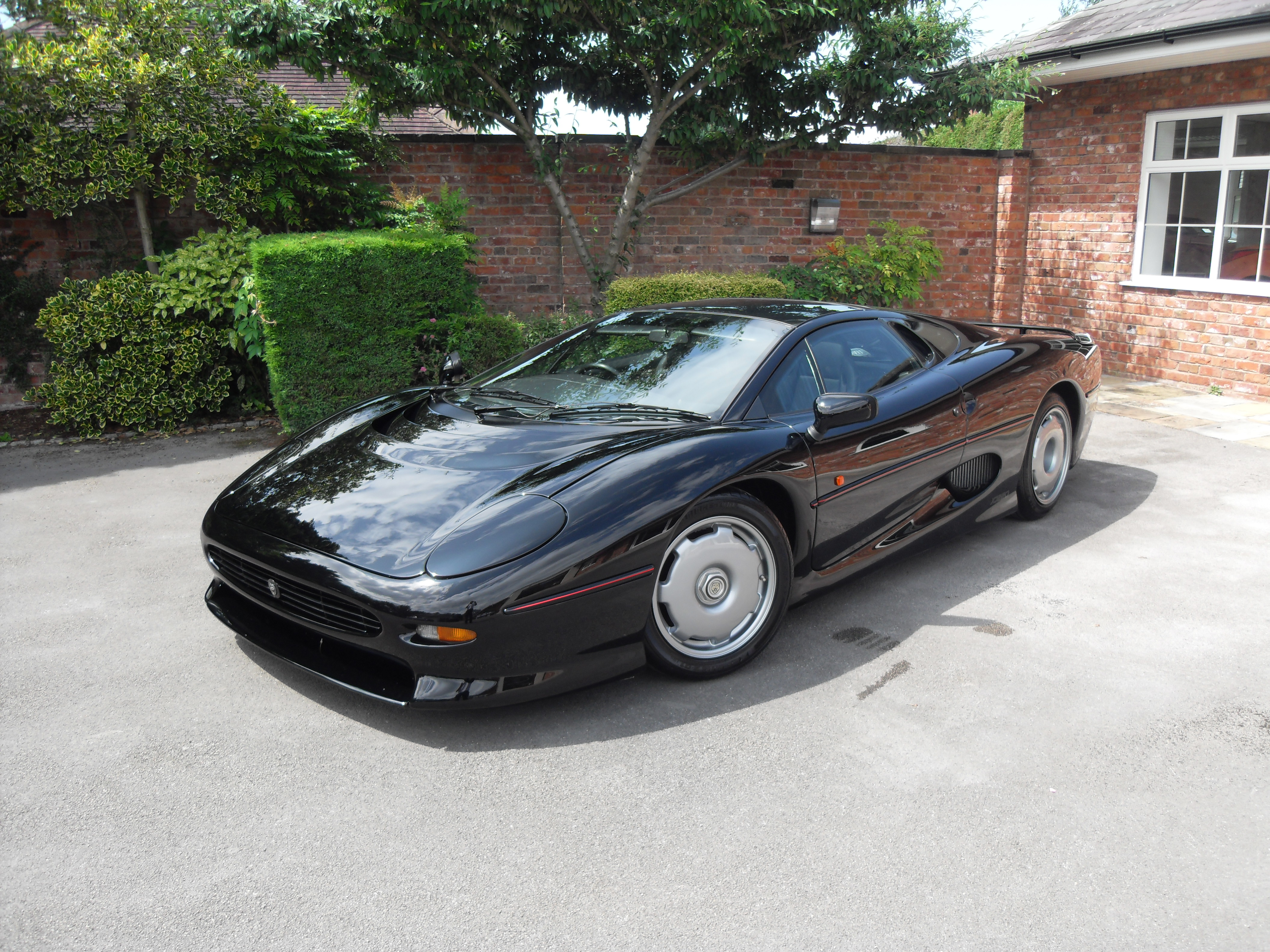 Jaguar XJ220 (1608)